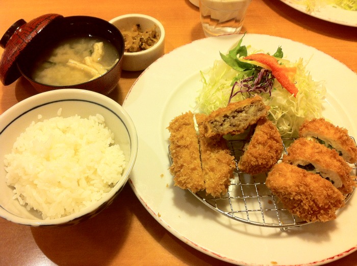 El menú completo: fritura, arroz, col, sopa de miso y encurtidos japoneses