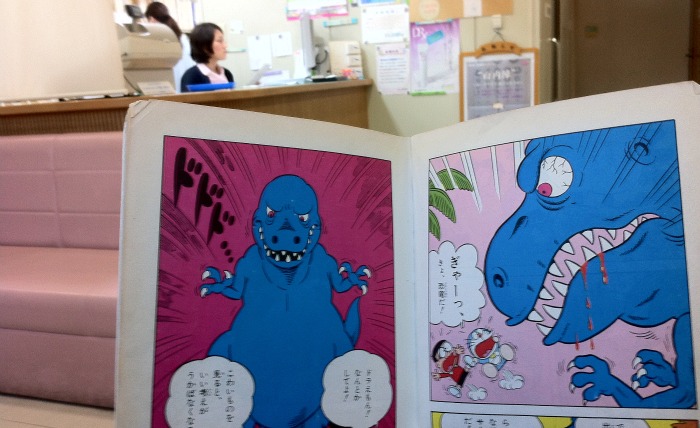 En la consulta del médico, en Kobe, intentando leer Doraemon
