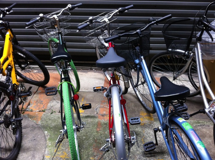 Mi bici (la roja) en mi plaza de aparcamiento con su pegatina correspondiente.