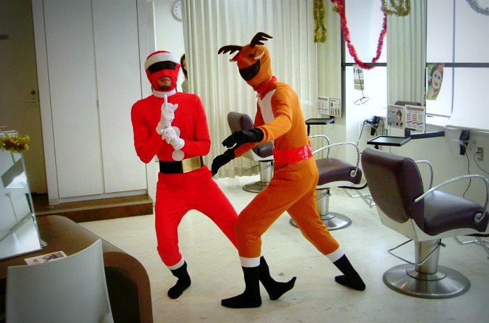 Curiosa interpretación de Santa Claus y el reno...