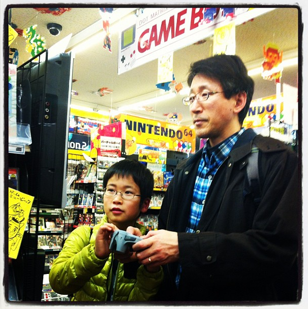 Padre e hijo disfrutando de los viejos sistemas. Qué bonita estampa...