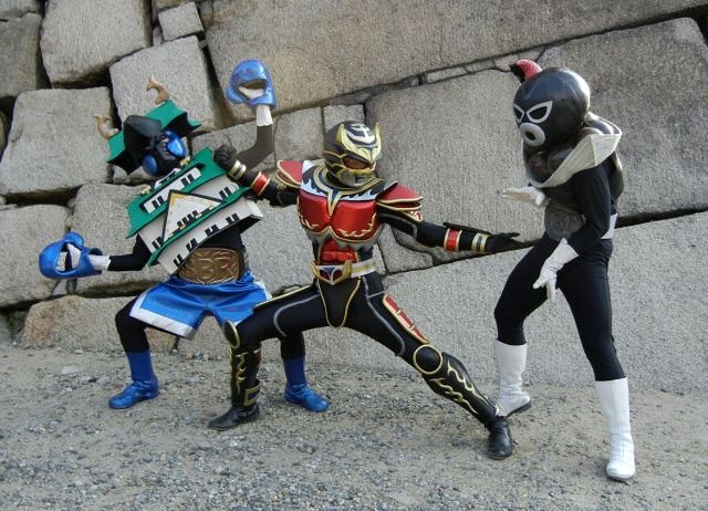 Tryoh dándolo todo contra Osaka Joe y uno de los hermanos Gontako