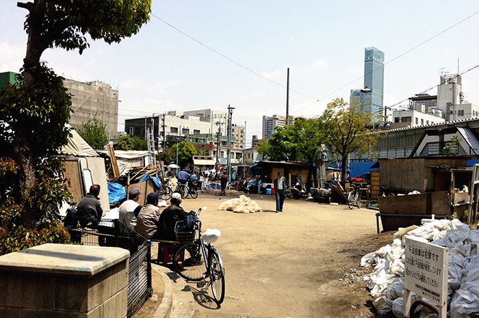 Solar en Nishinari convertido en una verdadera comuna. Se pueden ver barbacoas e incluso comercios.
