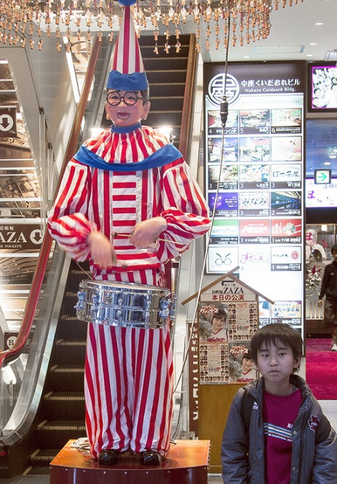 El niño parece todo menos feliz de estar ahí