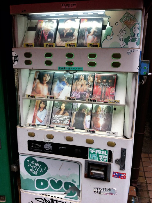 Máquina expendedora de películas X en Namba