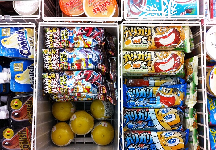 A la izquierda el Garigari-kun de chocolate y a la derecha los de pera y soda.