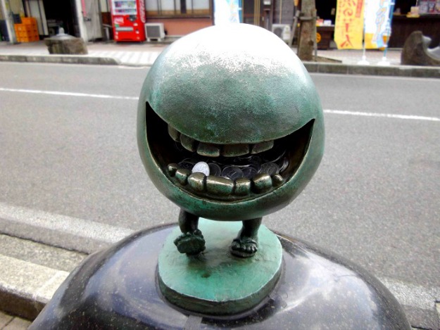 Escultura de Betobeto-san en Tottori, en la calle de los youkai