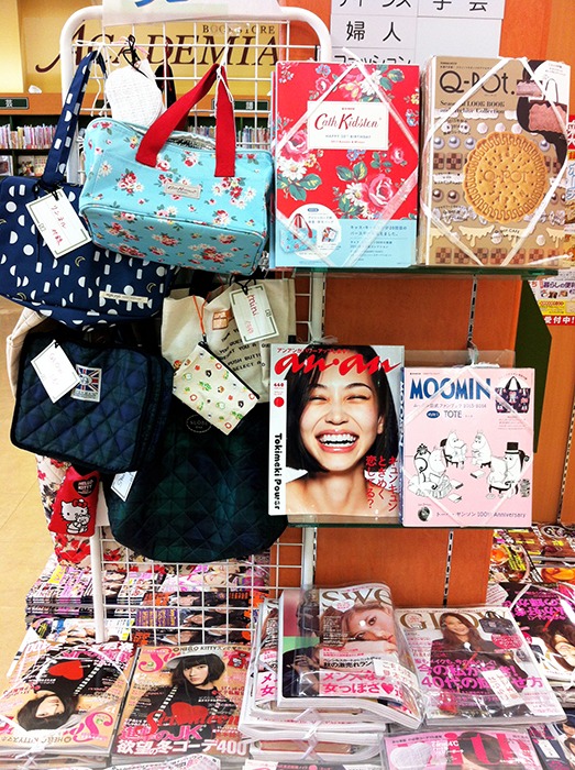 Algunos de los bolsos, expuestos en la parte derecha de la imagen