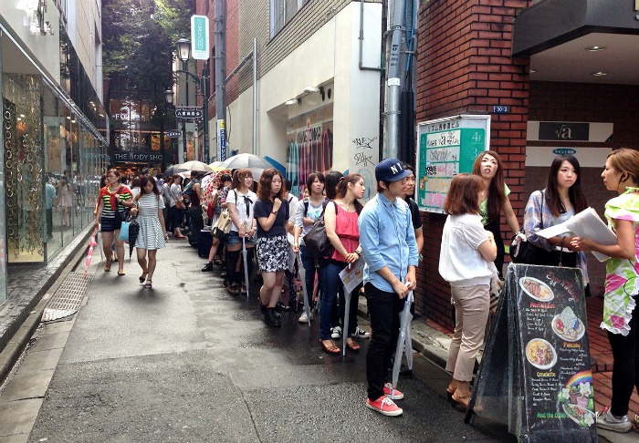 Japoneses haciendo cola en un Eggs n´things en Tokio