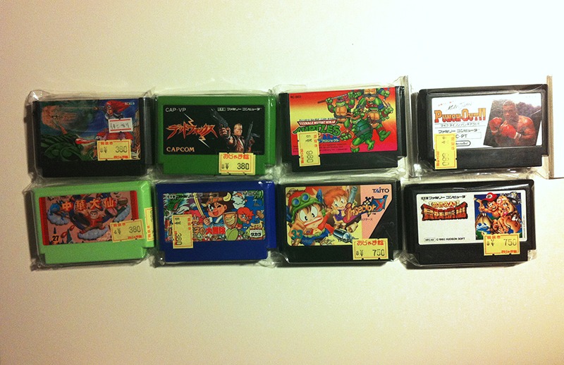 Oferta en juegos famicom: 4 x 380 = 1000 yenes, 2 x 750 = 1000 y, 2 x 980 = 1500 y